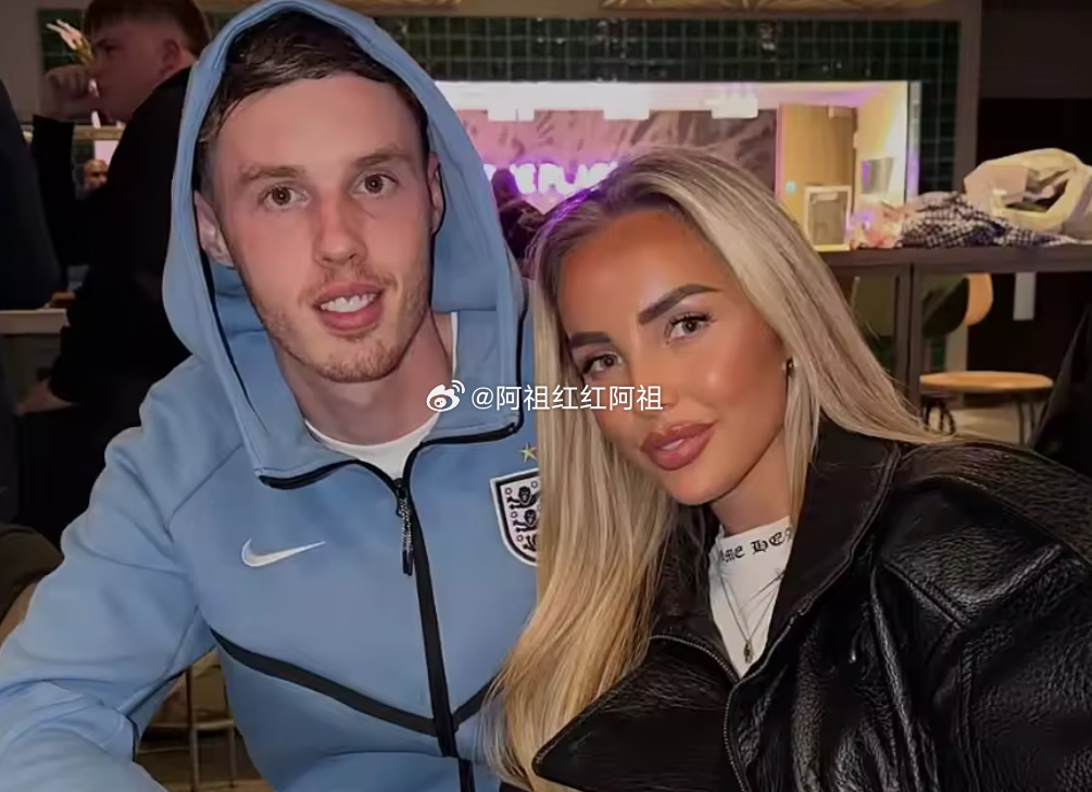 据《太阳报》报道，帕尔默的女友奥利维娅·霍尔德是一名虔诚的基督教，她期盼能得到神