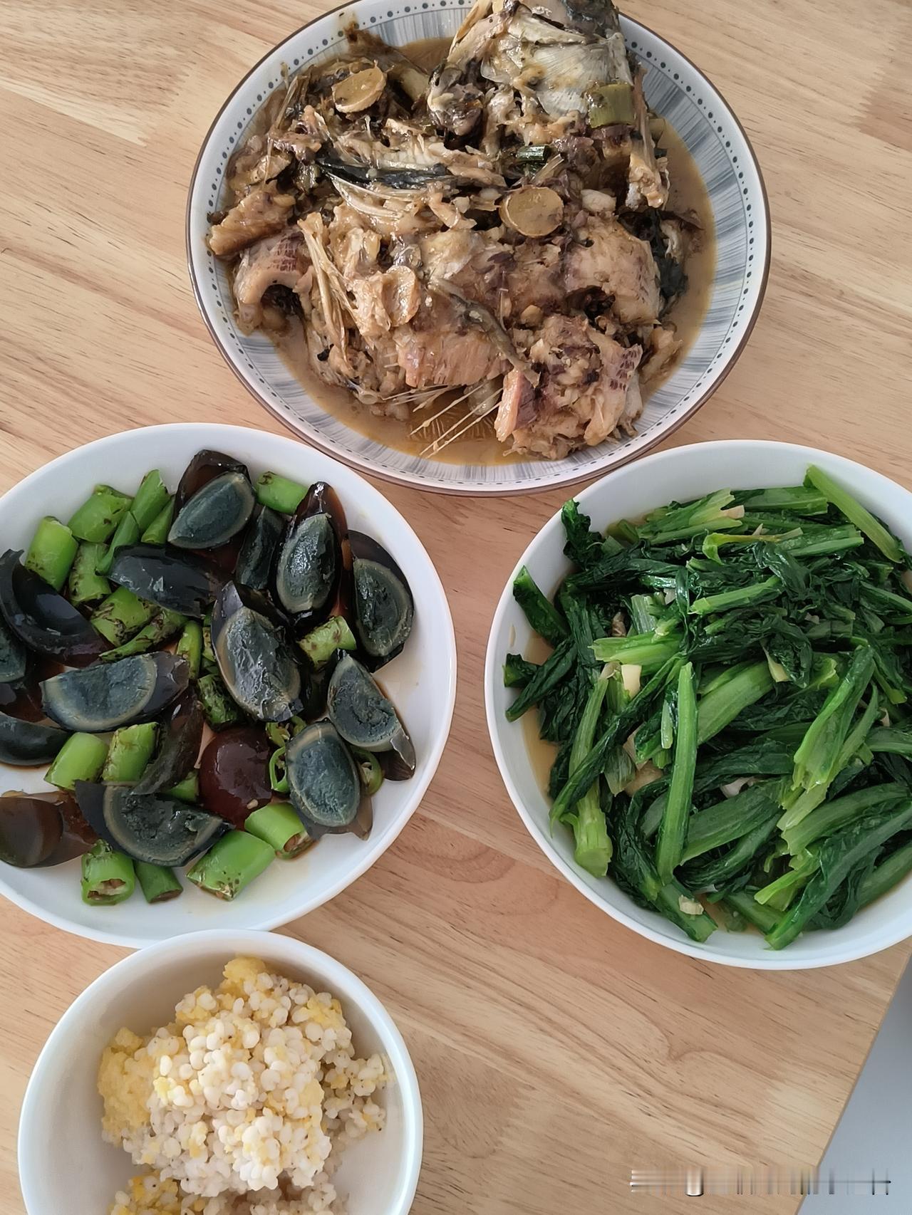 难得周末，慢下来好好生活。

一般周末我会改善家里伙食，
确切的说是多做几个菜。