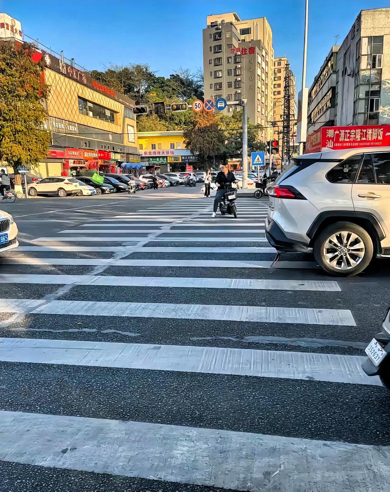 五十多岁的舅舅离了婚，全家全族反对，都说他疯了。可谁能想到，如今的他比任何人都活