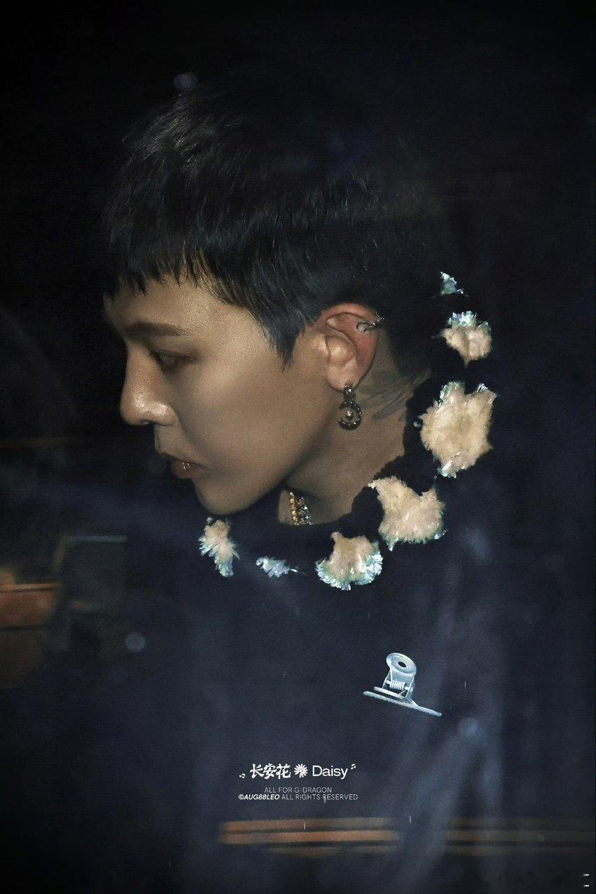 权志龙刀削下颌线权志龙这下颌线是艺术品吧？线条流畅得像画出来的！脸紧致得像刚打完