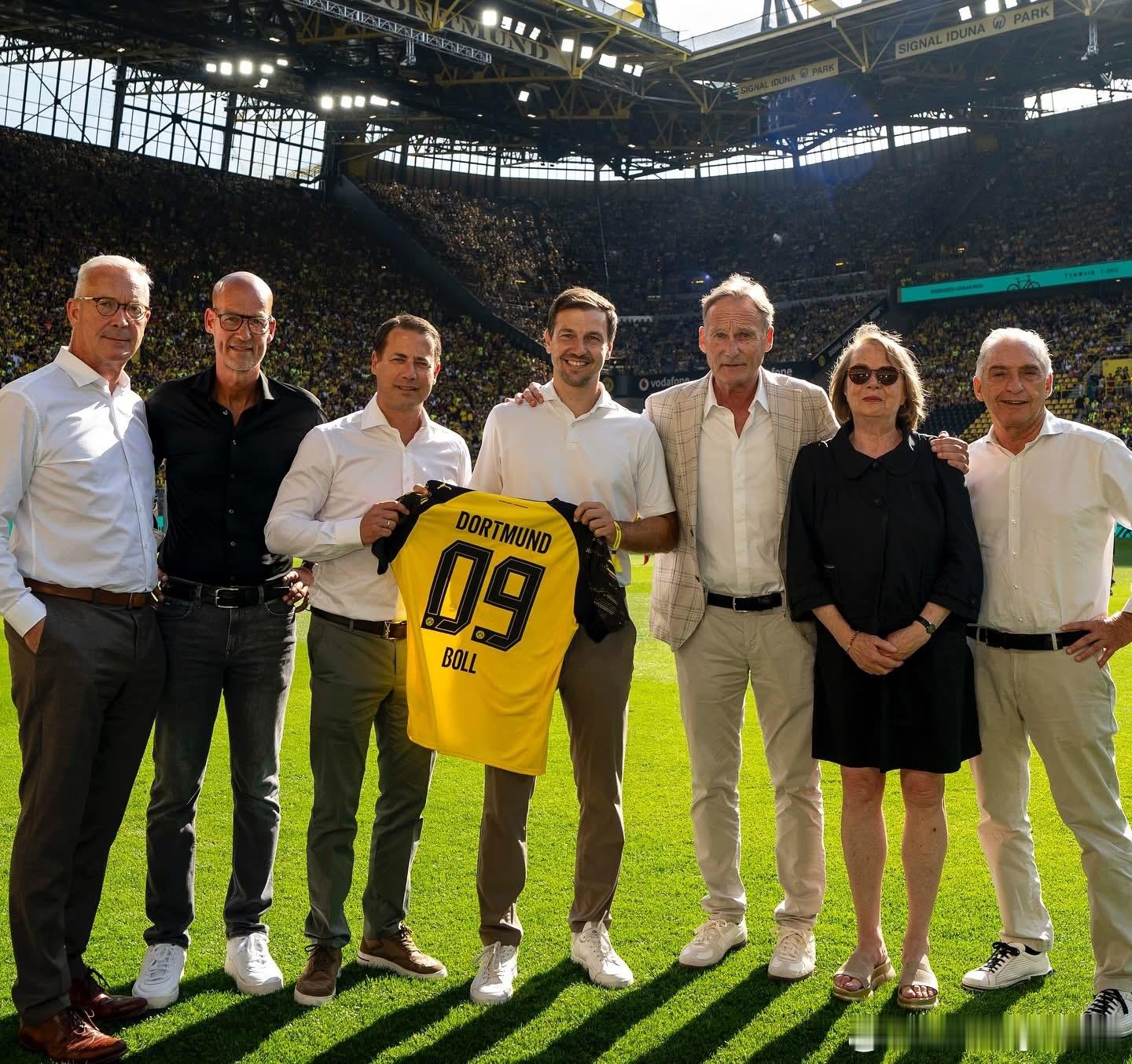 波尔：Heja BVB。我很高兴成为BVB足球部门的品牌大使。杜塞尔多夫俱乐部是