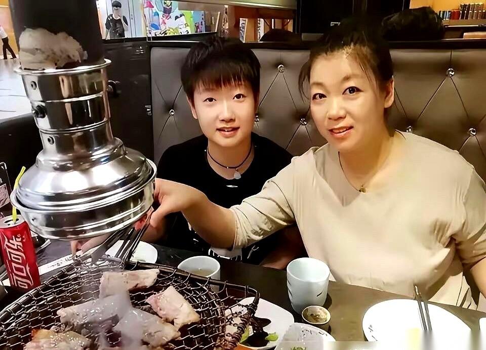 平时在球台前抡着拍子“大杀四方”的孙颖莎，一回到爸妈身边，瞬间就切换了画风。这张