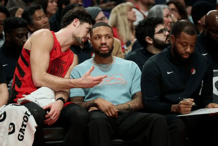 NBA 后怕！开拓者核心阿夫迪亚在今天主场与热火的比赛中再次遭遇背部伤势，在第三