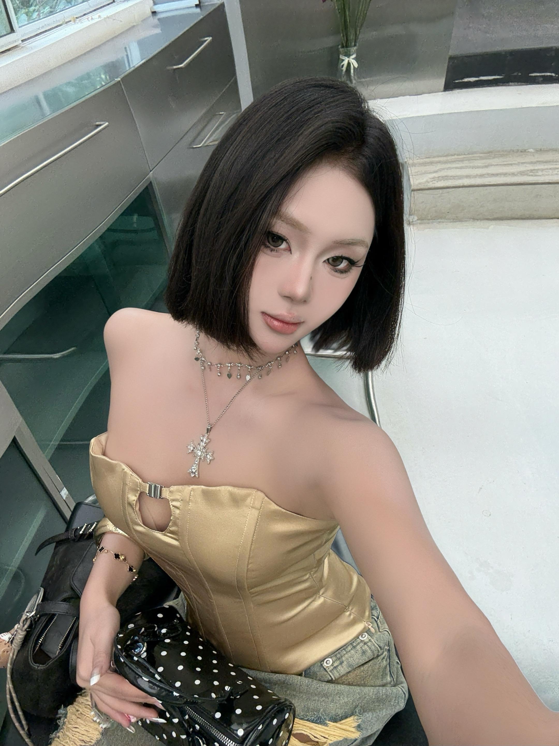 今天喷的香水是ysl反转巴黎 非常符合我的23岁 浪漫 诱惑自由 骄傲