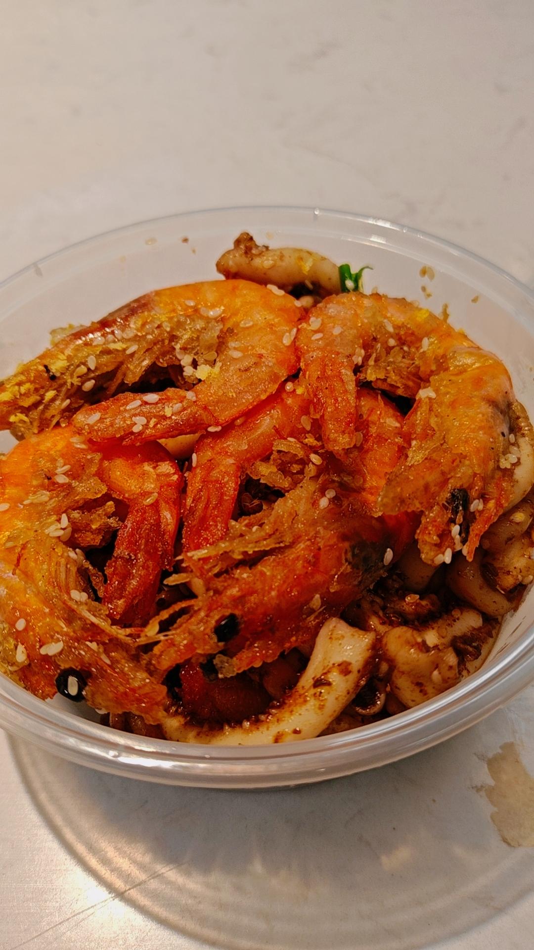 在里面吃了点东西，挺不错的。

 第一份是拼盘，有炸鸡，有鱿鱼丝，有虾，第二份是