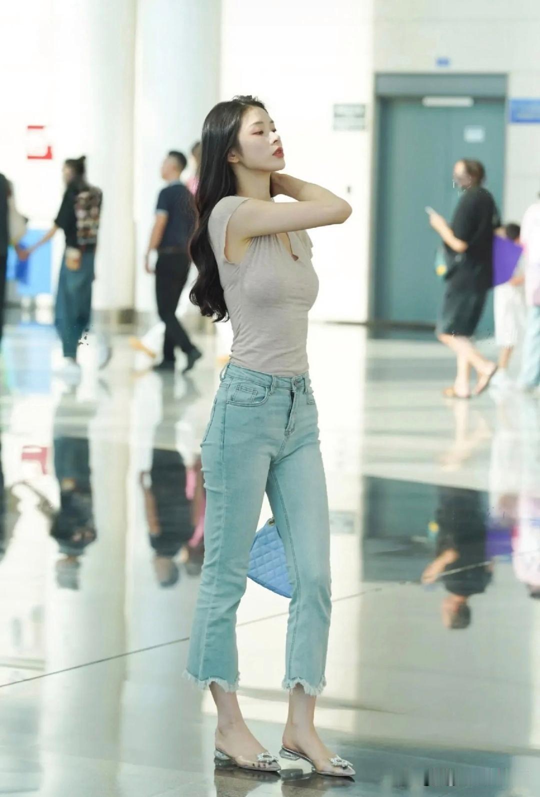 元气少女穿搭指南，清新简约，轻松出街！🌞👗👖👟