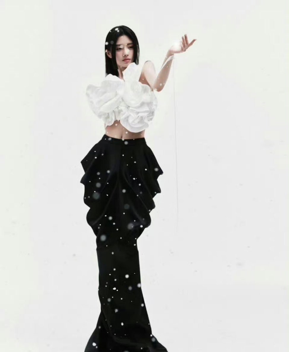 鞠婧祎这裙子也太奇怪了 ​​​