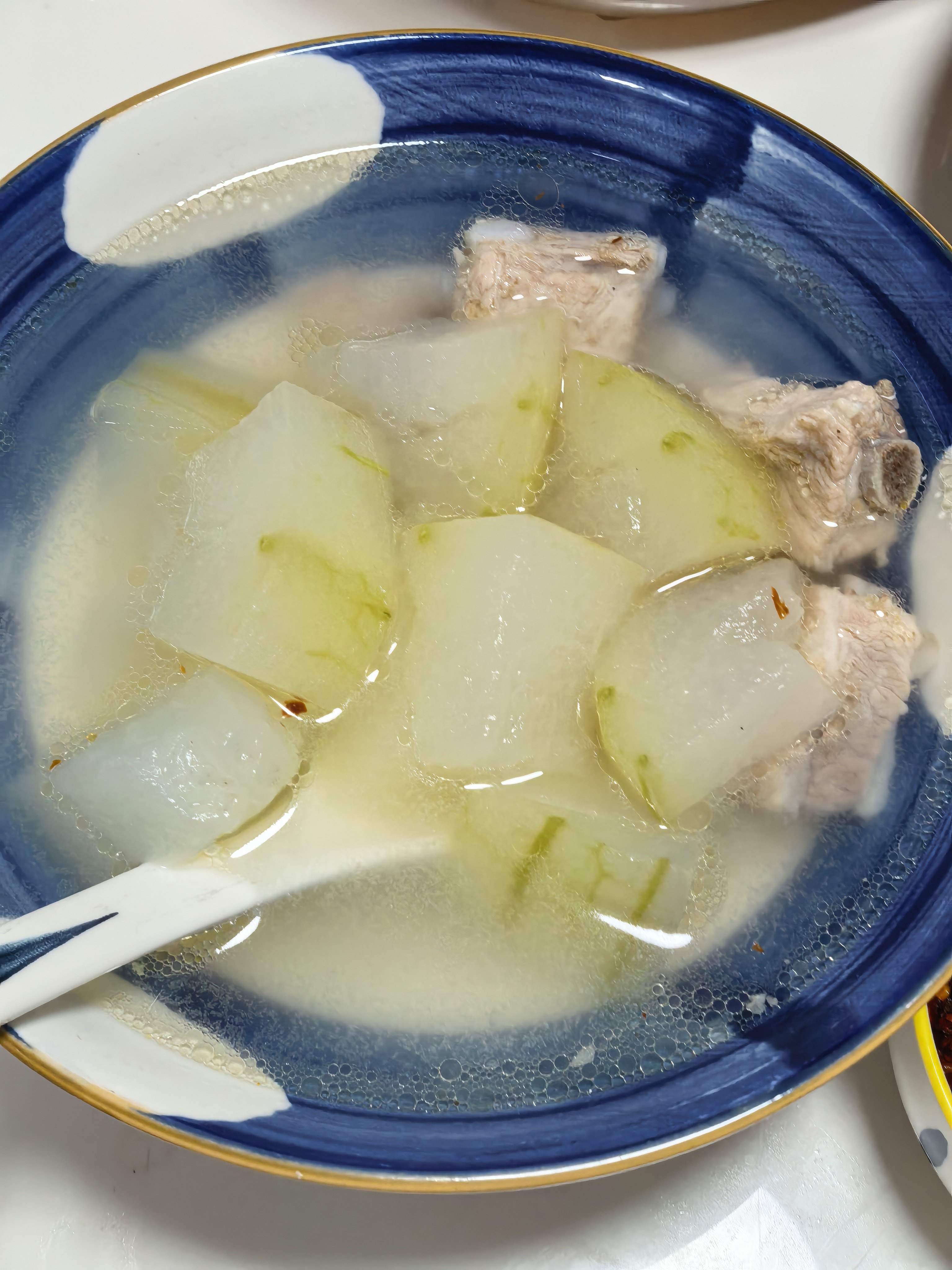 妈妈专程从老家过来照顾我，终于吃上心心念念的家乡味了！李子也是妈妈带来的，好脆好