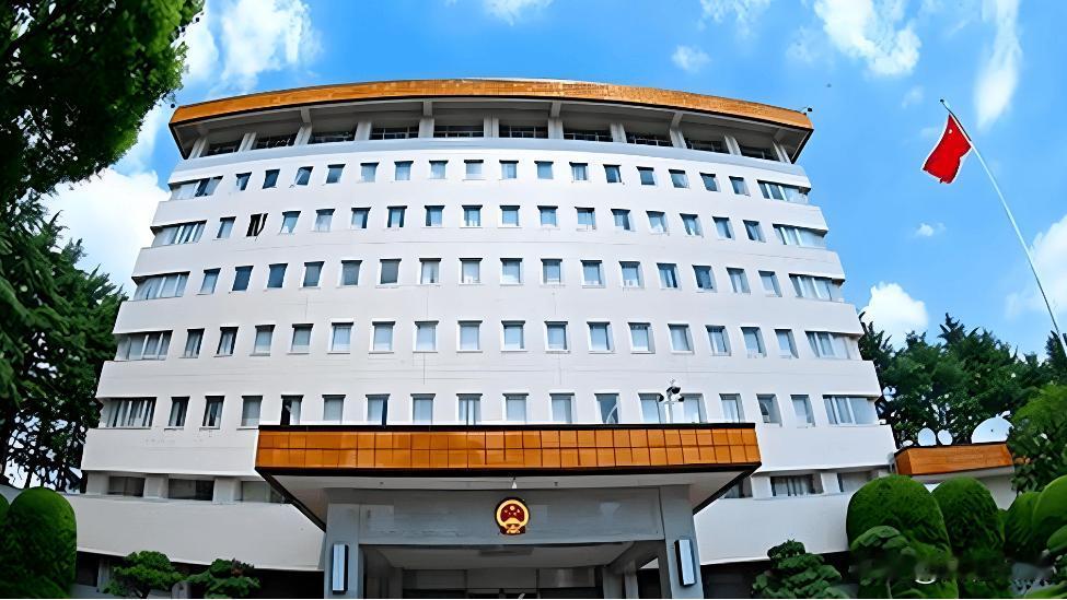 双线同步强硬反击！日方跟风炒作南海仲裁，驻日使馆直接上门抗议
 
7月13日，驻