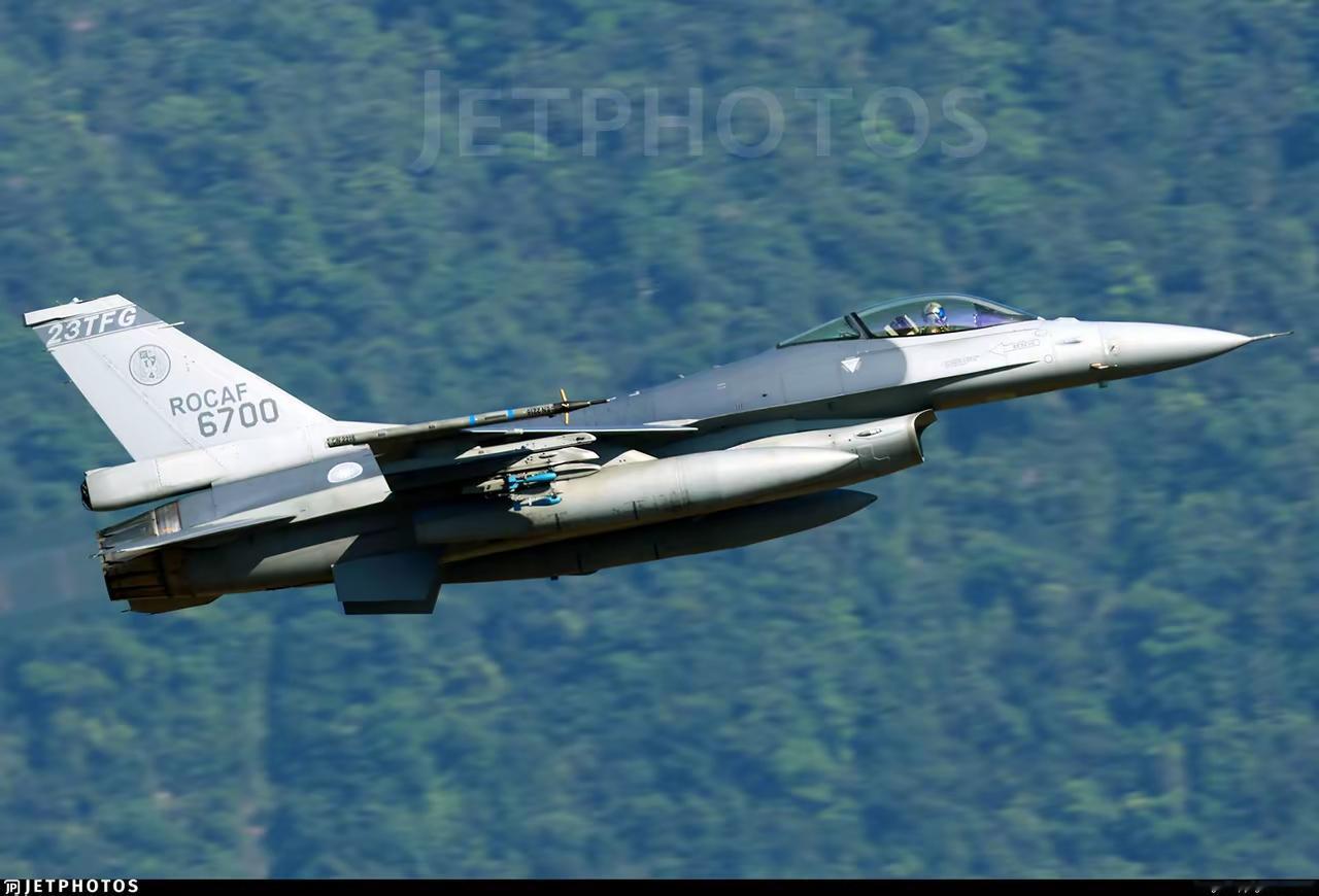 最新消息：台湾又掉下一架飞机了，而且还是F-16哦。
掉下来的F-16战机，机号