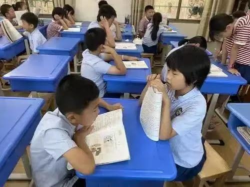 小学最重要的压根儿就不是成绩。你们想，为啥现在好多小学生都抑郁了呢？

其实根本