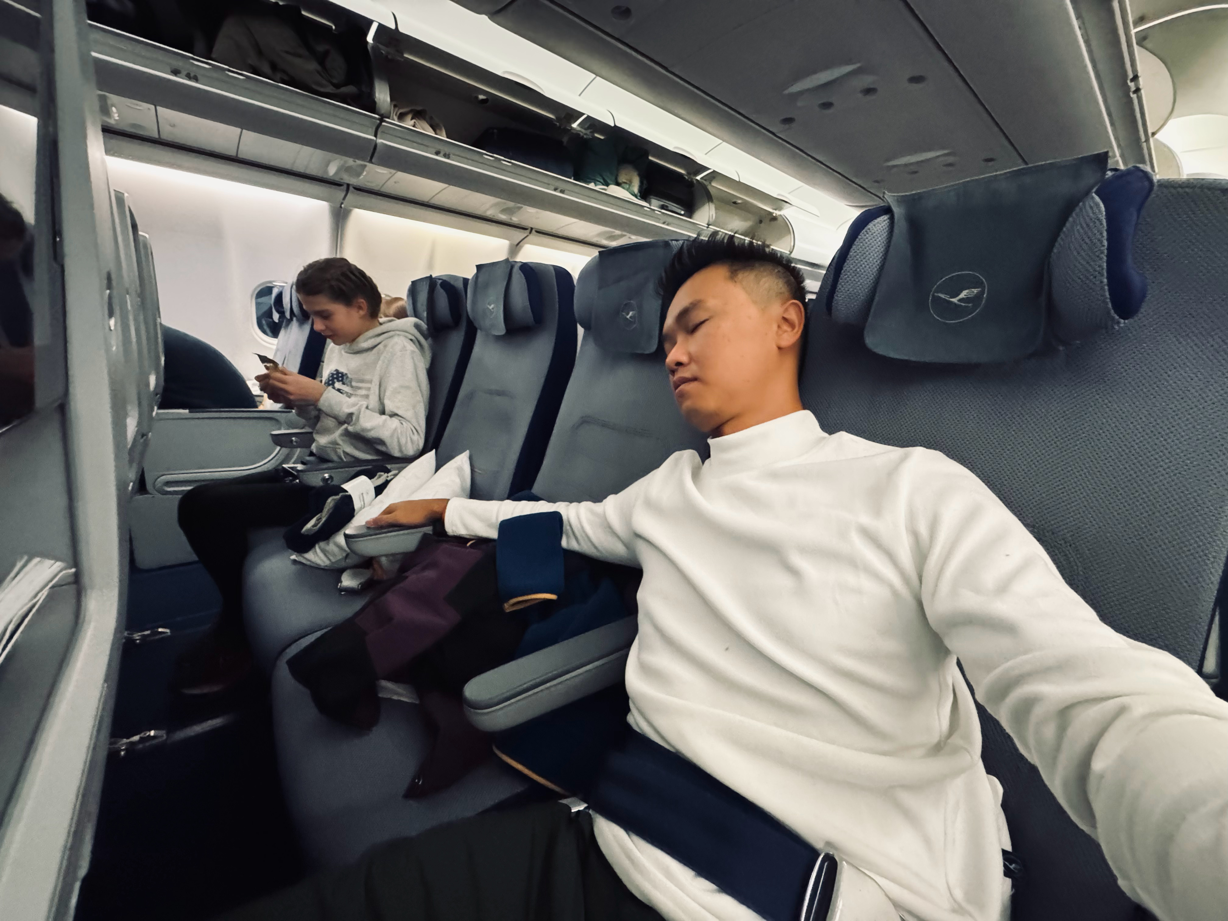 RP再次爆发。三连坐秒变商务舱~[嘻嘻]感觉之前打车白花的5K运气都用在这里惹！