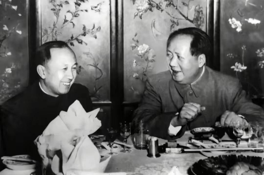 这是毛主席和钱学森的真实合影，也可不是演员扮演的，货真价实的照片。

这是拍摄于