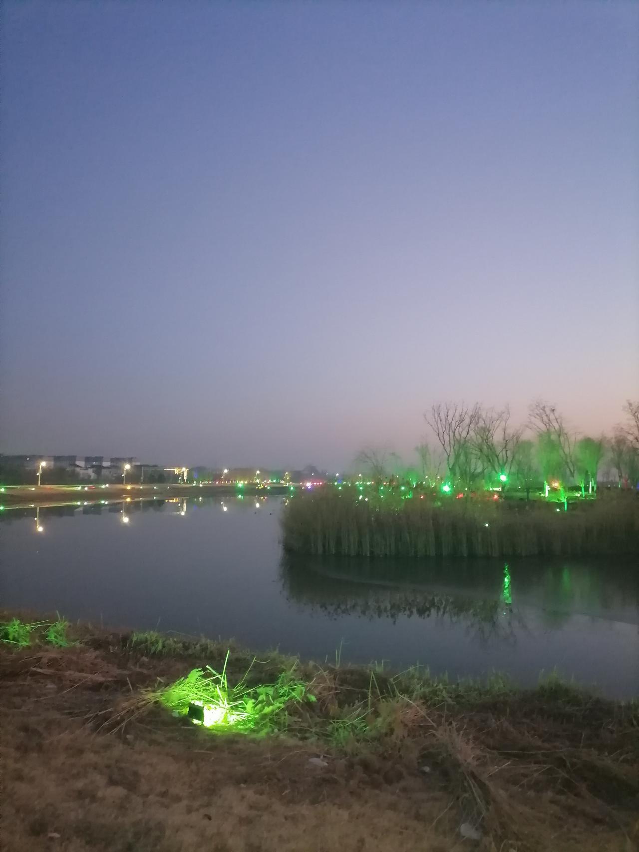 这几天被一个亲戚气的心里闷闷不乐。
我老伴的姑表妹给我打电话，告诉我她小叔子在县