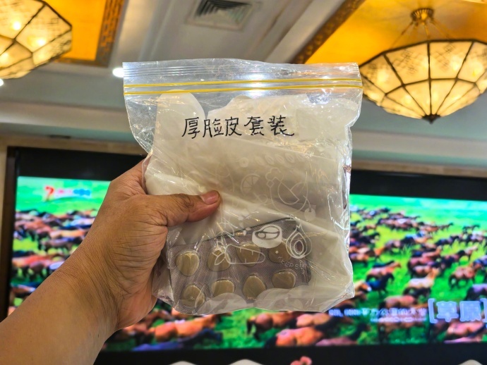 羊肉牛肉真真真好吃！所以我走到哪儿都随身带着我的“厚脸皮套装”: 围裙、手套、调