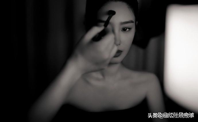 哇塞！杨采钰这组大片简直绝到离谱，把"高级感"狠狠拿捏住了啊！
瞧她那利落的高马