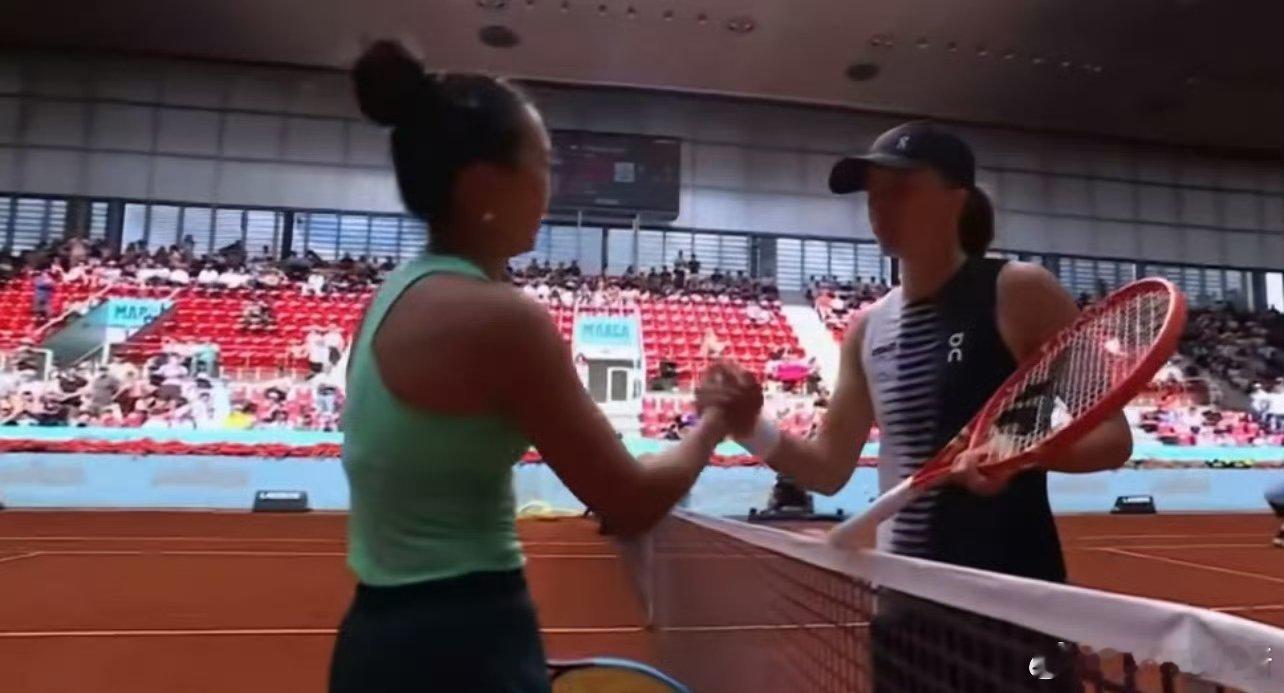 第一轮的时候就知道走不远斯瓦泰克6-7/6-2/0-3落后李吉妮时，因伤退赛，哭