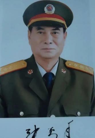 1996年，山西某部队食堂。一位干部喝得醉醺醺，当着中央军委副主席张万年的面，讲