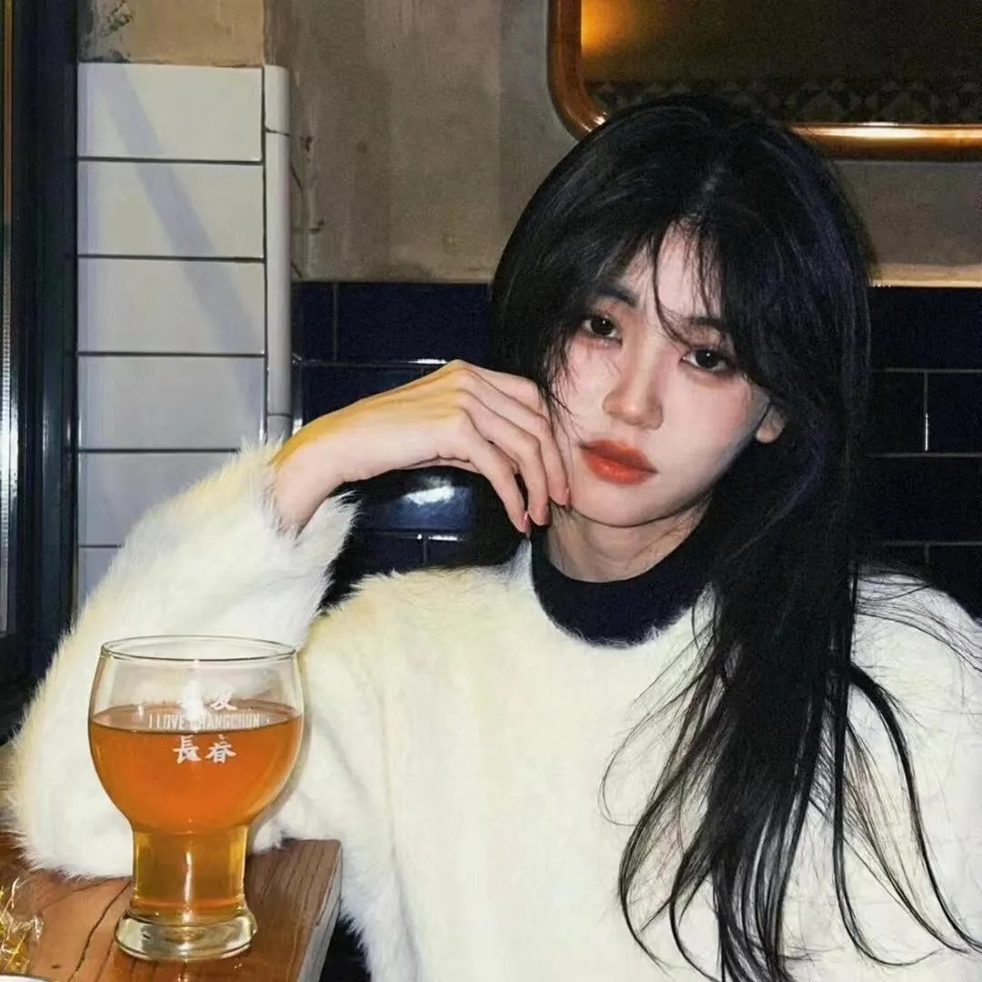 羡慕两种女孩 一种是喝酒不倒的 一种是喝不了会撒娇的 我卡在中间又菜又爱喝 烂命