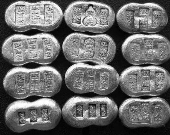 清朝时期，和珅发迹后，一帮穷亲戚来京投奔，和珅没给他们安排差事，而是说：“家里的