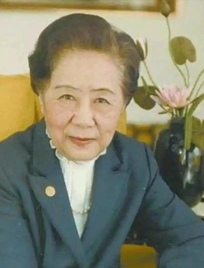 她被世界物理学界称为"核子研究的女王"。她帮美国造出原子弹，37年后回国见到总理