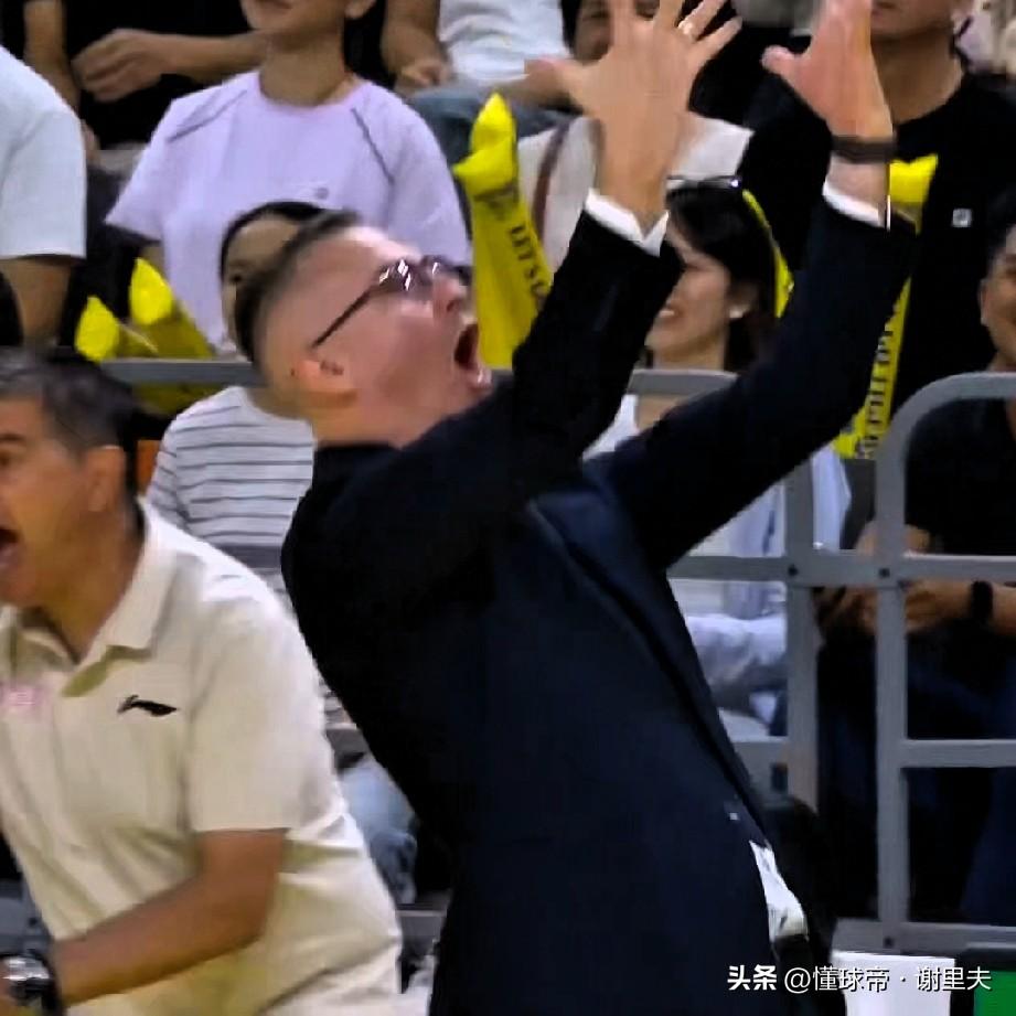 气疯了！焦泊乔空篮上飞，广东外教摊手+咆哮非常不满，焦泊乔随后默默回到替补席，表