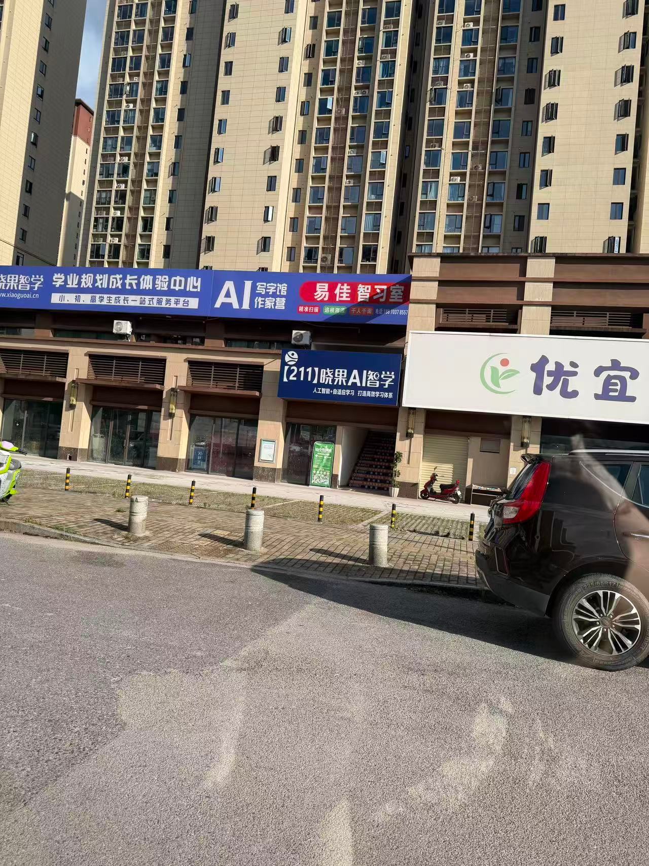 确实现在三线城市充满了「AI」不管做的事儿有没有相关但招牌上一定得带上AI