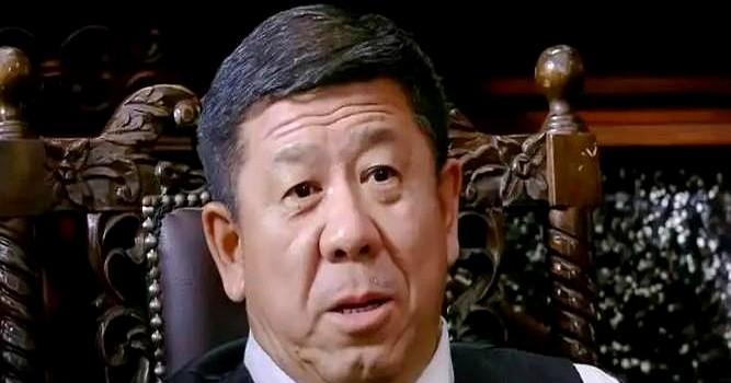 程煜不靠脸，靠骨头演戏。
高彬那几下无名指压小指，比千言万语都瘆人。
五分钟戏，