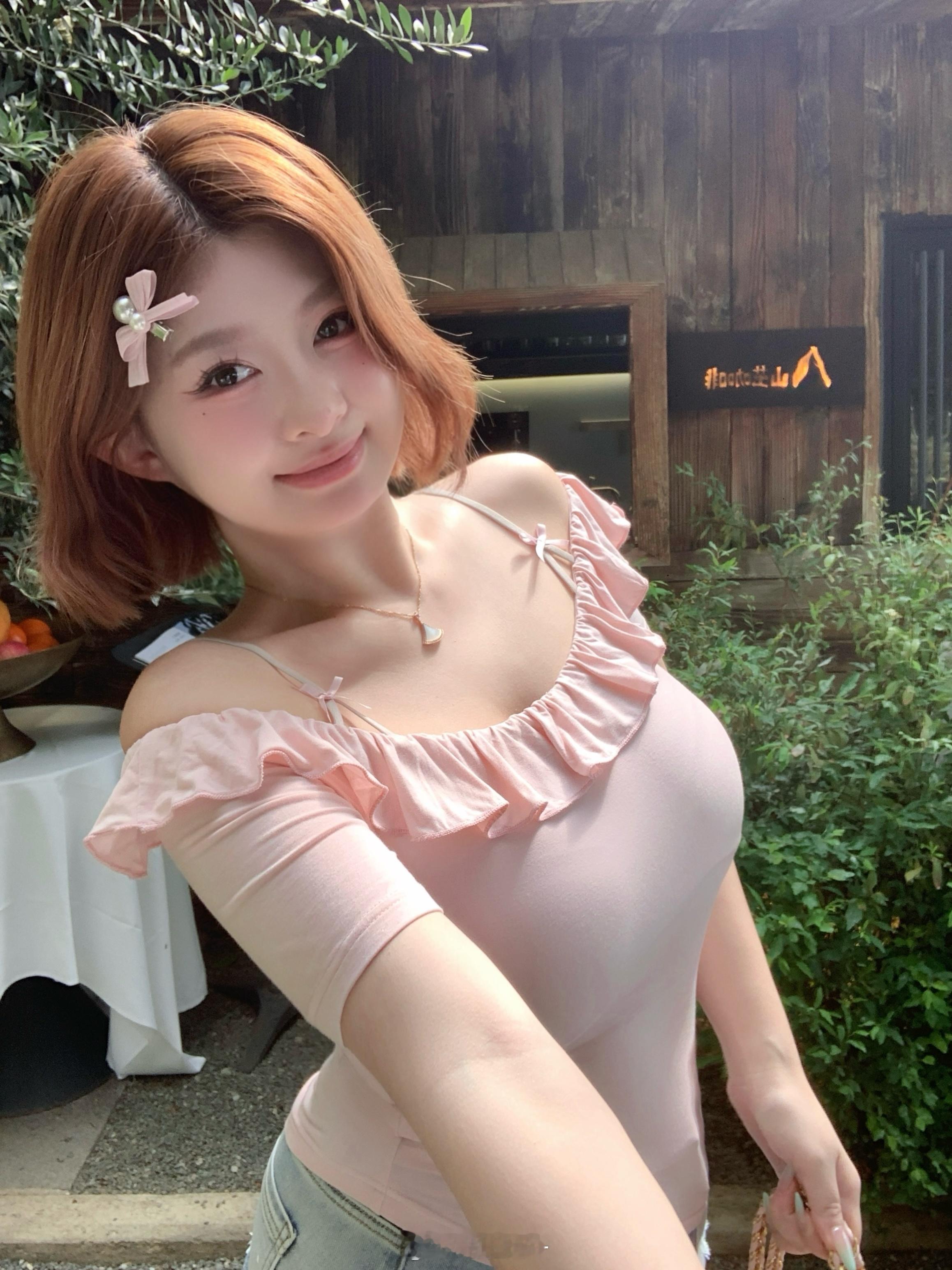 重塑肩颈线“樱花冻T”🌸粉色控的DNA瞬间被唤醒🎀 这件吊带上衣是我的心头爱