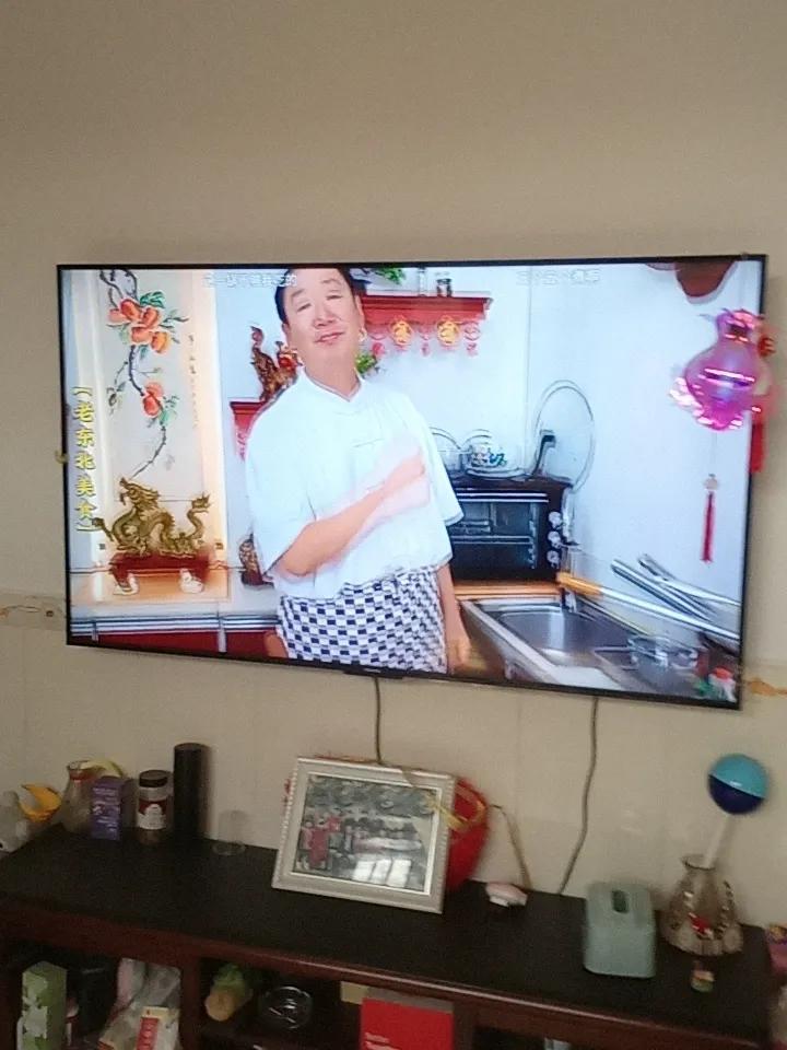 今天没啥事儿，就老老实实宅在家里看电视。窝在沙发上，开着舒服的灯光，随便挑点喜欢