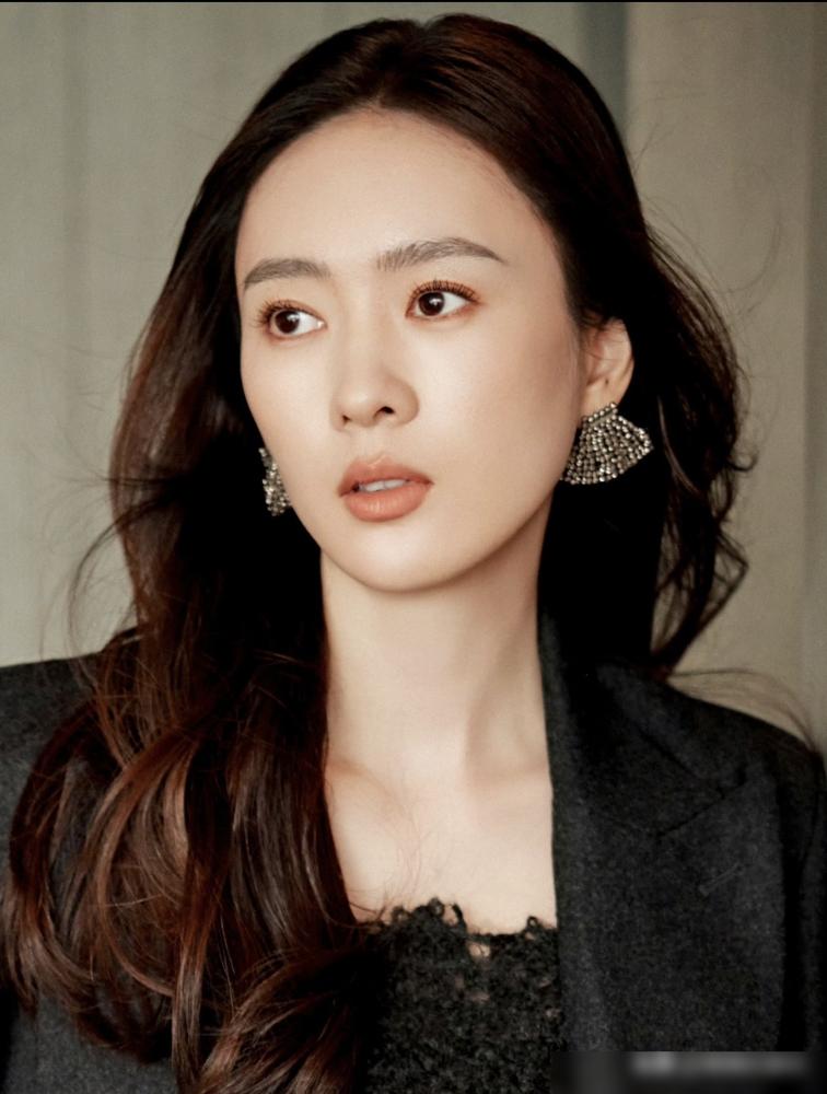 白玉兰奖的水有多深？一番女主江疏影颗粒无收，却把二番的童瑶直接送上了视后宝座。