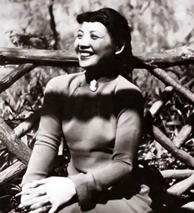 她是最不像特工的女地下党，当年党组织派她潜伏南京，没想到她却打了三年麻将，每天她