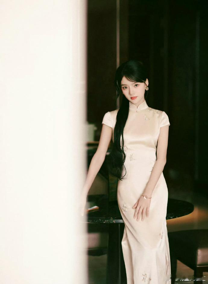#任敏体态#任敏体态真的好好，穿上民国风衣服韵味十足，超好看[老师爱你]#明星大