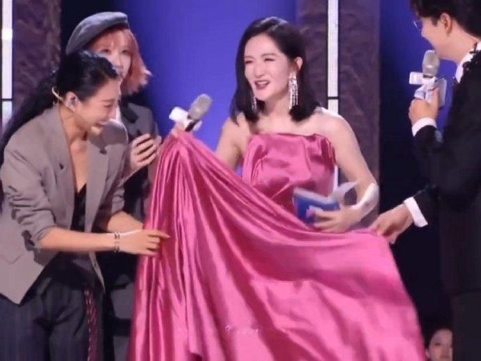 谢娜谢娜裙摆被踩掉了乘风2026乘风舞台专属趣味回忆，谢娜两年裙摆接连被踩，临场