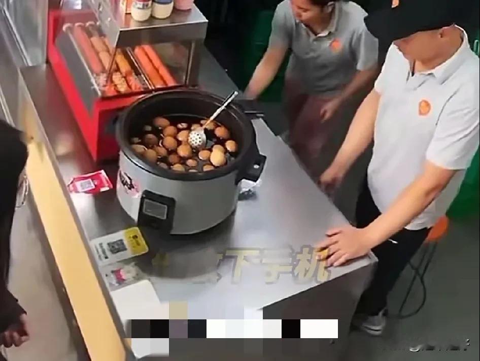 她是一个腿脚先天残疾的女孩。
     他是一个开包子铺的老板。
     女孩