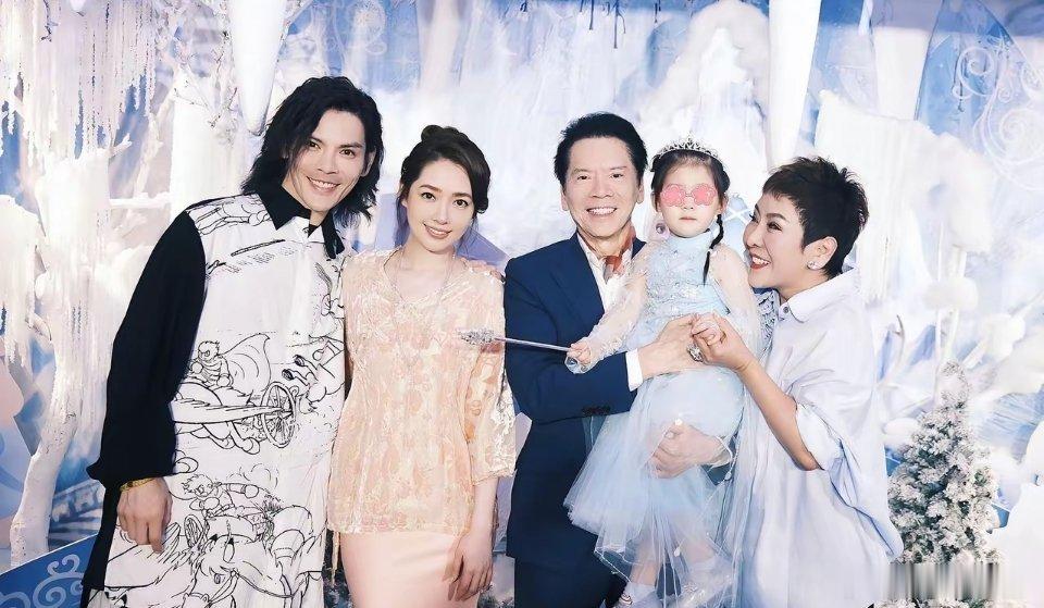 向佐说：“我的妈妈非常疼爱她的孙辈，她说她这辈子是不会再允许让孙辈出国留学的。可