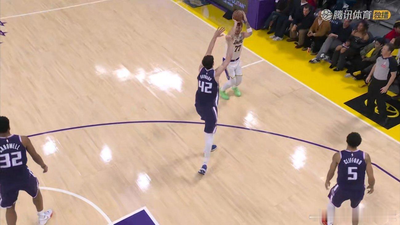 卢卡三分再补一刀，湖人已领先28分！国王vs湖人
