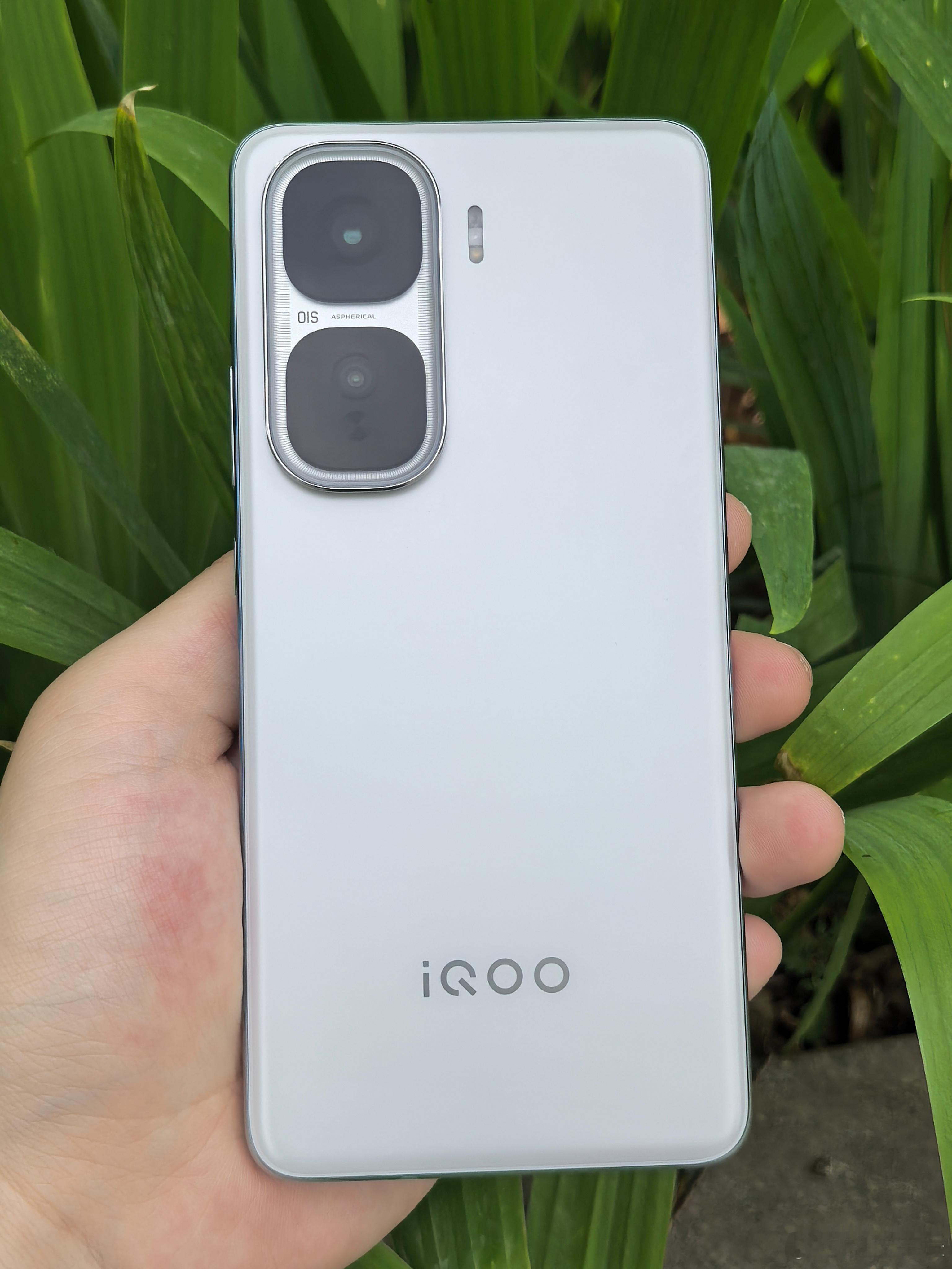 Neo10 Pro + 驰光白搭载 OIS 大底主摄，日常拍照、夜景都清晰稳定，