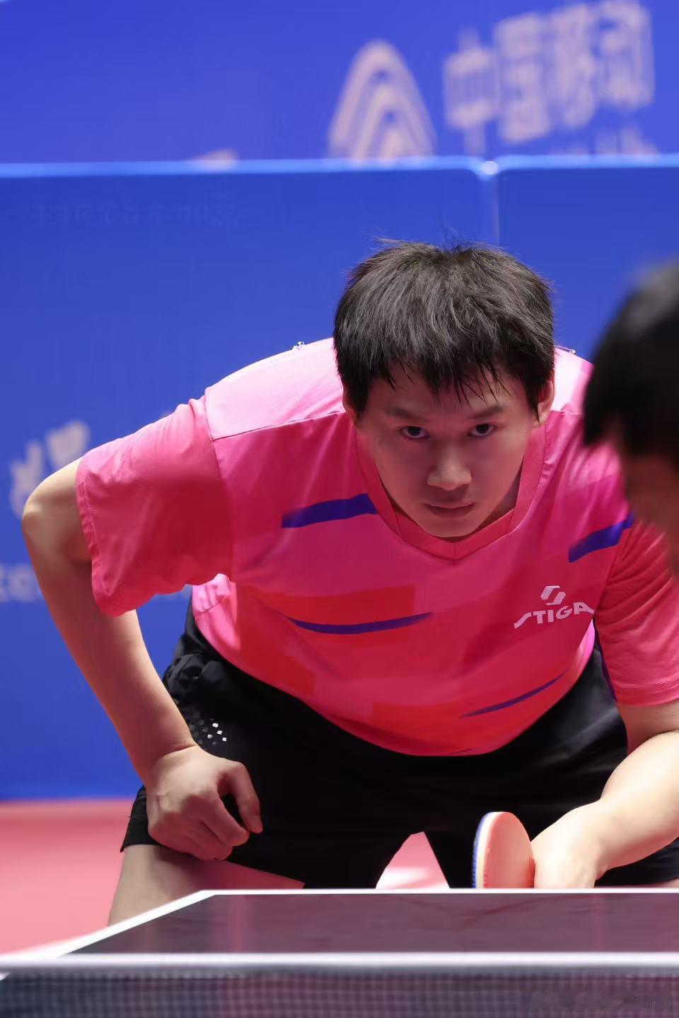周雨在南京乒超联赛现场被挑战 挑战的是个十来岁的少年，握拍姿势还带着青涩。周雨特