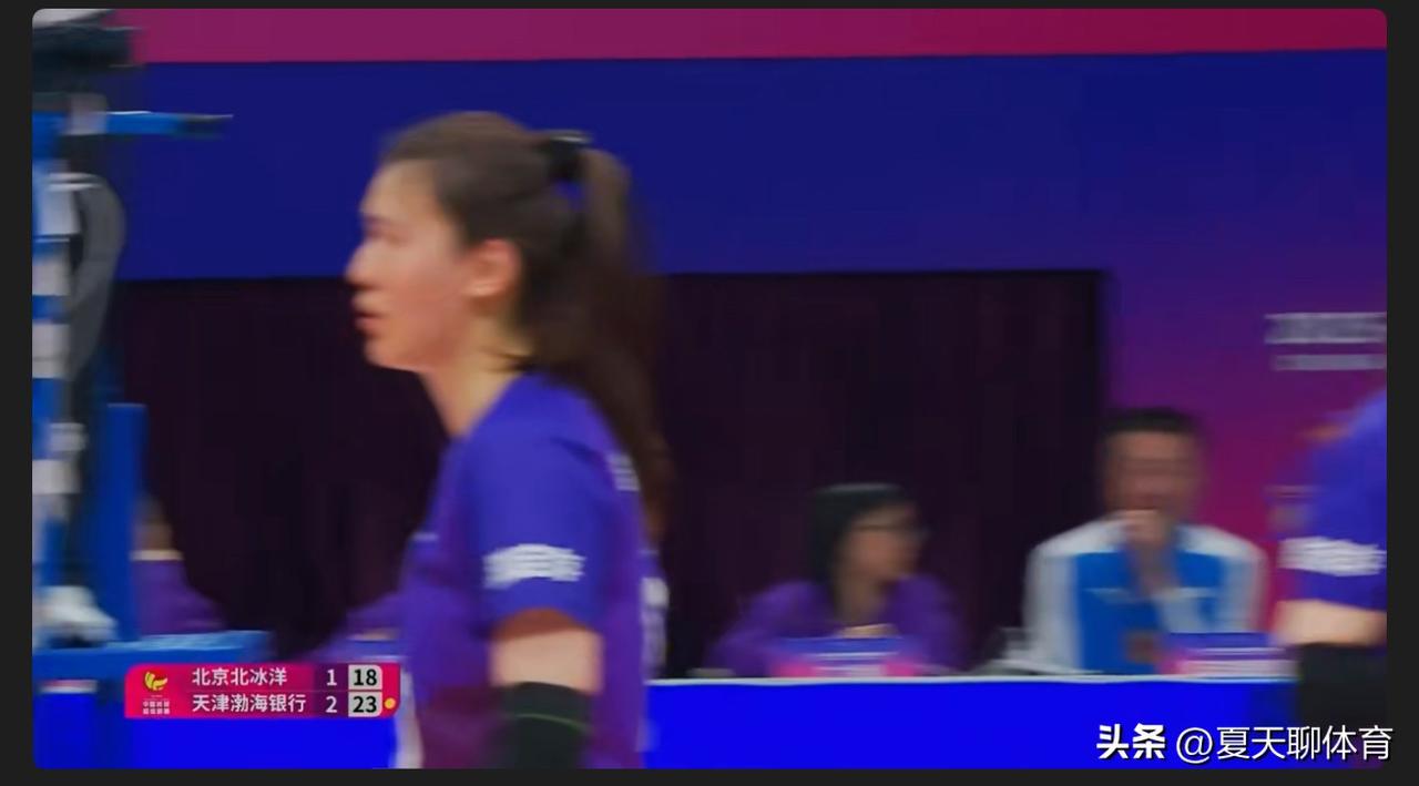 天津女排突然又行了，一只脚已经踏进4强大门了！王艺竹的回归对这支天津女排来说，真