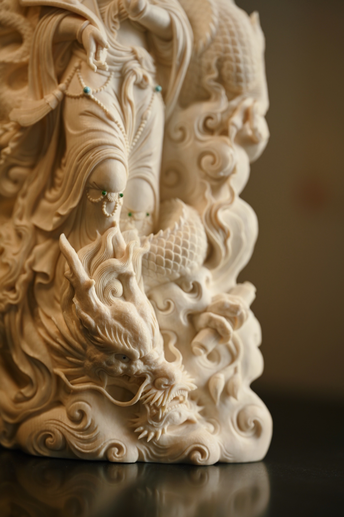 猛犸 | 如意观音整料雕刻，观音面相慈悲，衣袂飘逸灵动，璎珞珠饰细节毕现，手持如