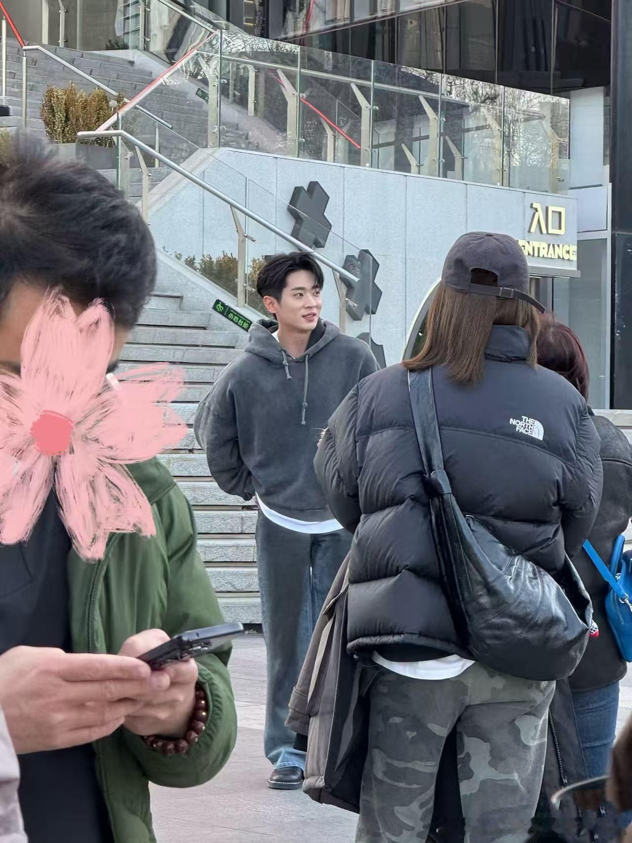 丞磊昨天男明星今天男大 昨天为西装帅哥疯狂心动，今天又被卫衣男大造型戳中，这两面