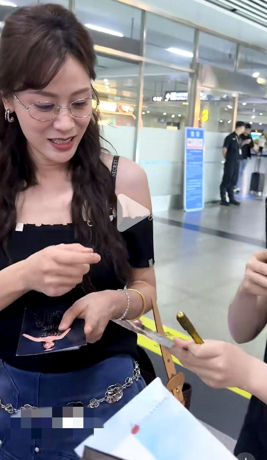 叶一茜又被拍到来长沙录节目了，镜头一对上，网友的关注点还真不是节目，而是她的状态