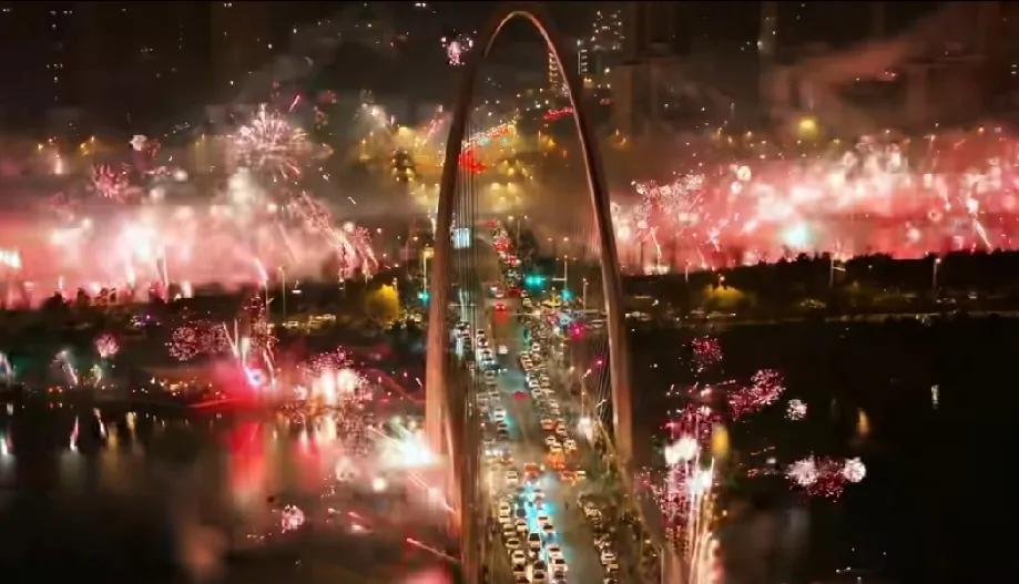 跨年夜的后海烟花璀璨，跨年的气氛绝了

早就听说跨年夜西安后海会放烟花，只可惜我