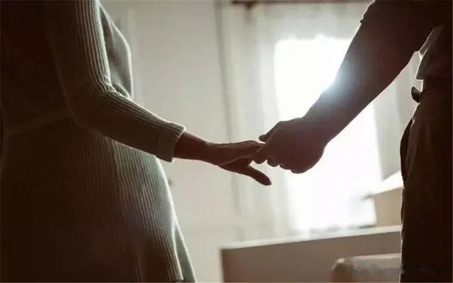 结婚前，握着女友的手，既激情又销魂。结婚后，握着老婆的手，像左手握右手，没有新鲜