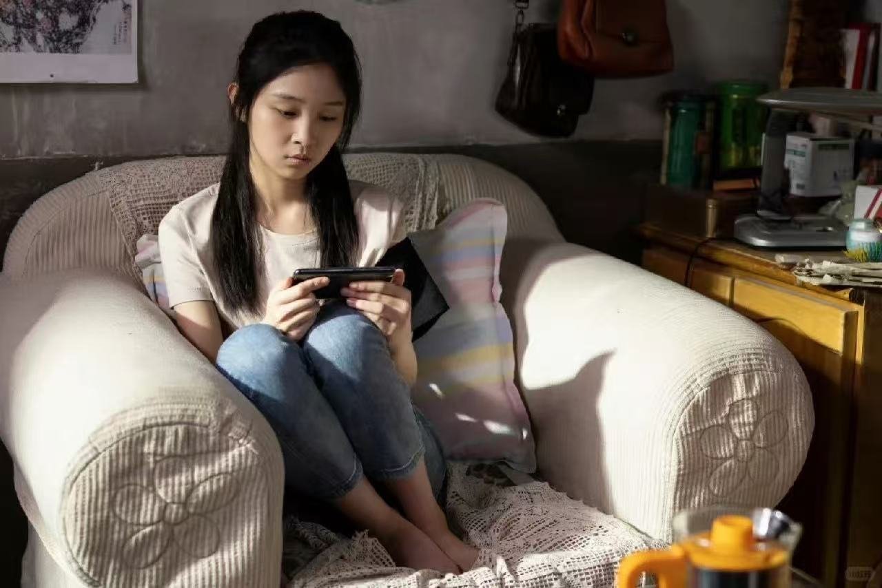 许静雅回应谋女郎身份 谋女郎三个字太重了。许静雅没有让这个标签压垮自己，也没有急