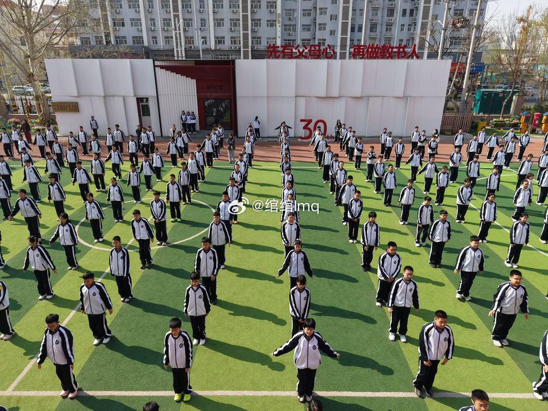 王晓晨 俞灏明校园的每一处都藏着温柔与力量，教学楼庄严雅致书香袅袅，运动场热血沸