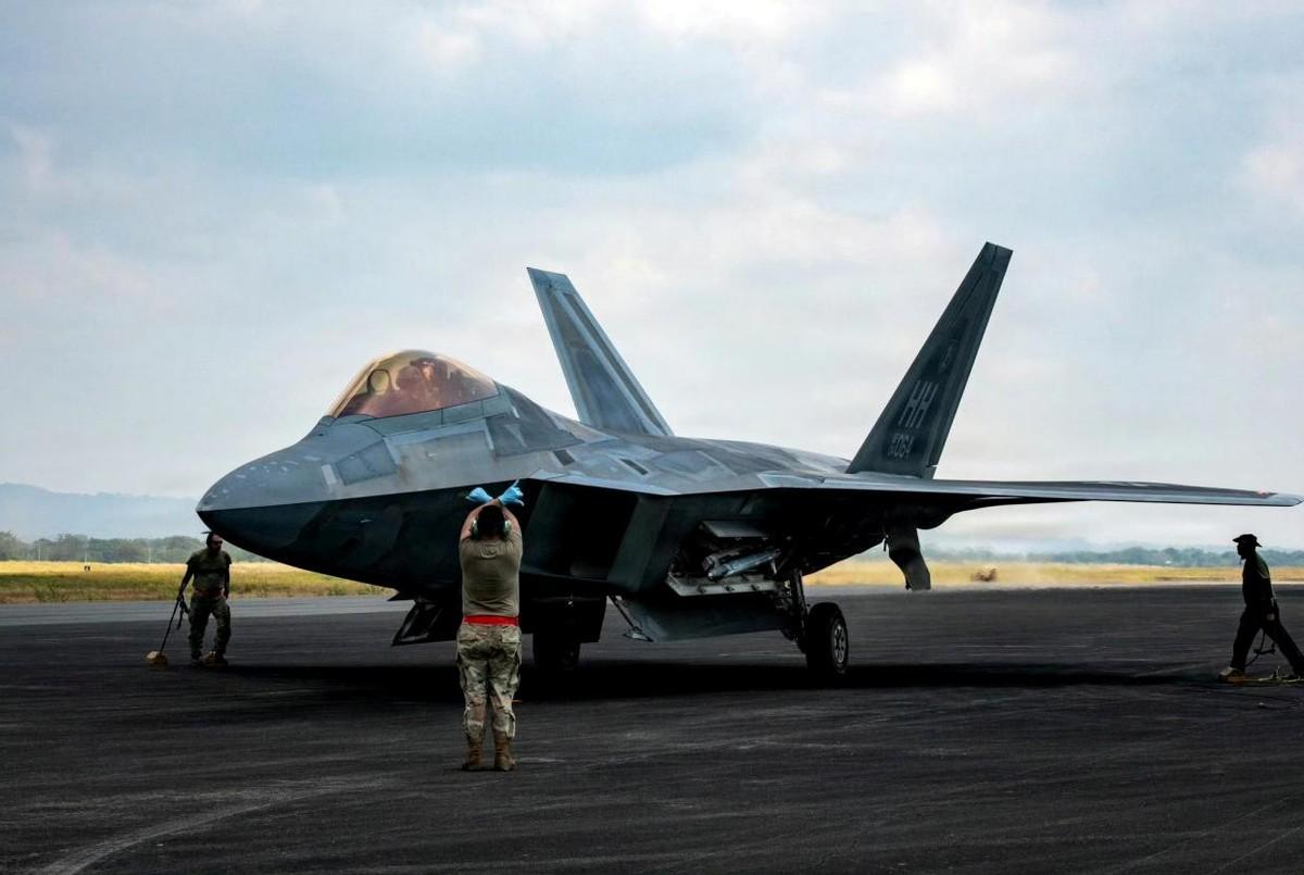 美大炮巨舰与伊朗蜂群突击谁主沉浮 美大炮巨舰代表传统海上力量，火力强、防护好，但