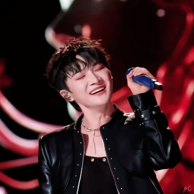 周深   周深的爱与不爱真的很明显【圈宝和米说晚安】  夜色织成了罗网，  星子