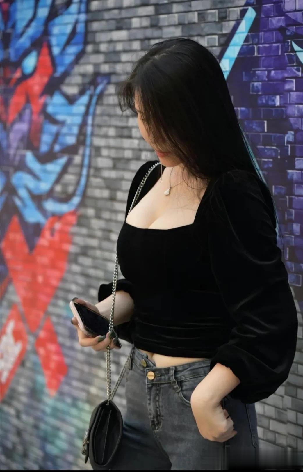 经典永不过时的穿搭，牛仔裤女孩！丰满肥硕！这身材谁看了不迷糊？


  
